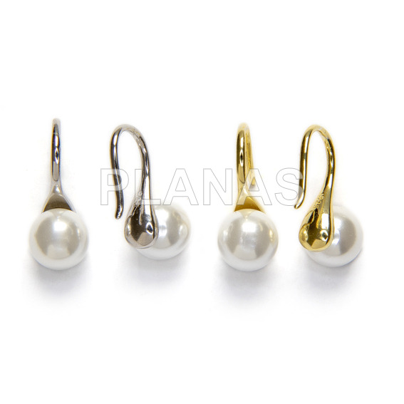 Earrings in rhodium-plated sterling silver and 8mm shell pearl.
