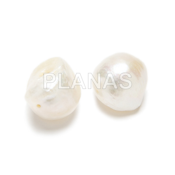 Freshwater cultured pearl. 13mm.
