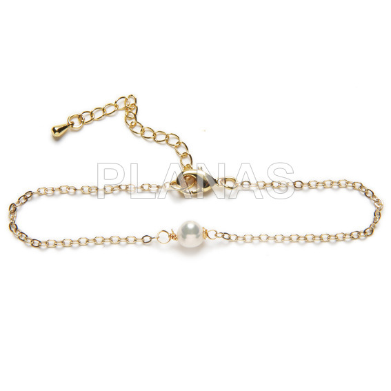 Bracelet with cultured pearl in brass and gold plating.