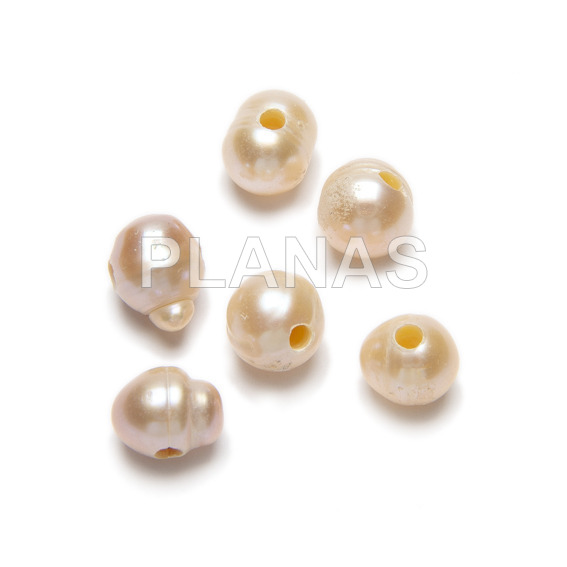 Freshwater cultured pearl. 9mm. cream color.