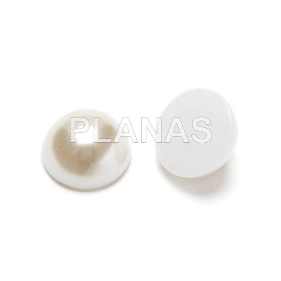 Round cabochon in synthetic pearl. 11mm.