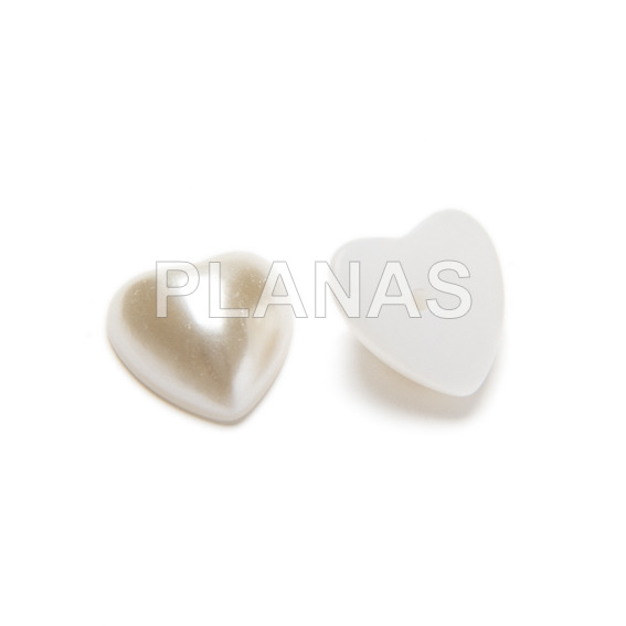 Round cabochon in synthetic pearl. 10mm. heart.