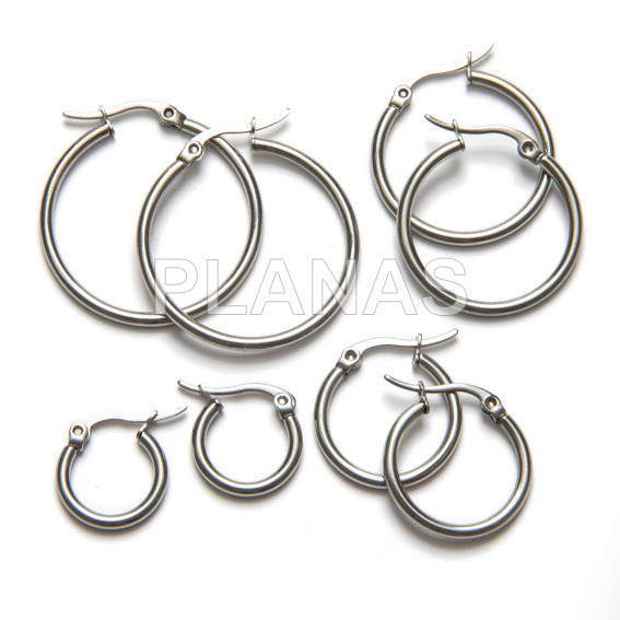 4pr pack of stainless steel rings in different sizes.