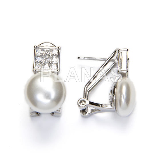 Tuyyo in rhodium-plated sterling silver with cultivated pearl and zircons.