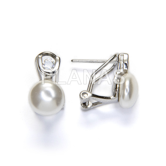 Tuyyo in rhodium-plated sterling silver with 8mm cultured pearl and zirconia.