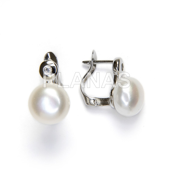 Tuyyo in rhodium-plated sterling silver with 9mm cultured pearl and zirconia.