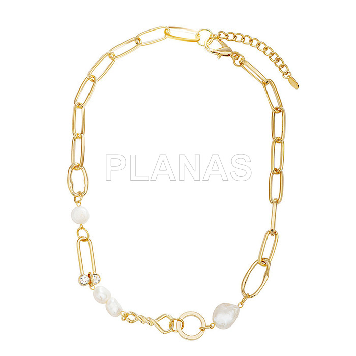 Pendant in stainless steel and gold plated with cultured pearls.