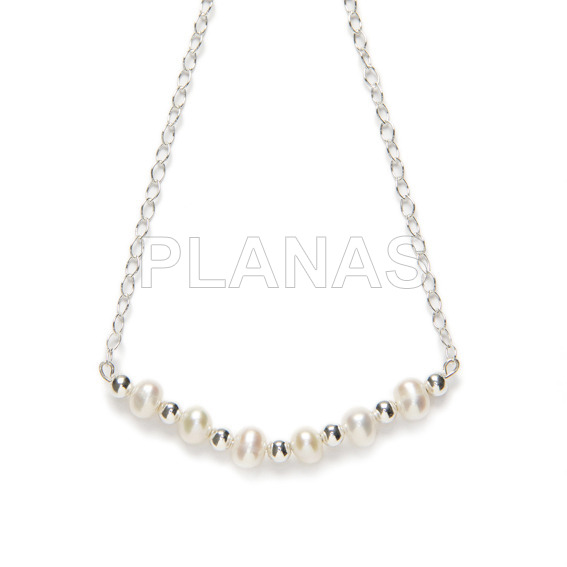Necklace in sterling silver and cultured pearls.