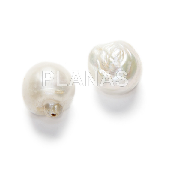 Freshwater cultured pearl in 14mm.