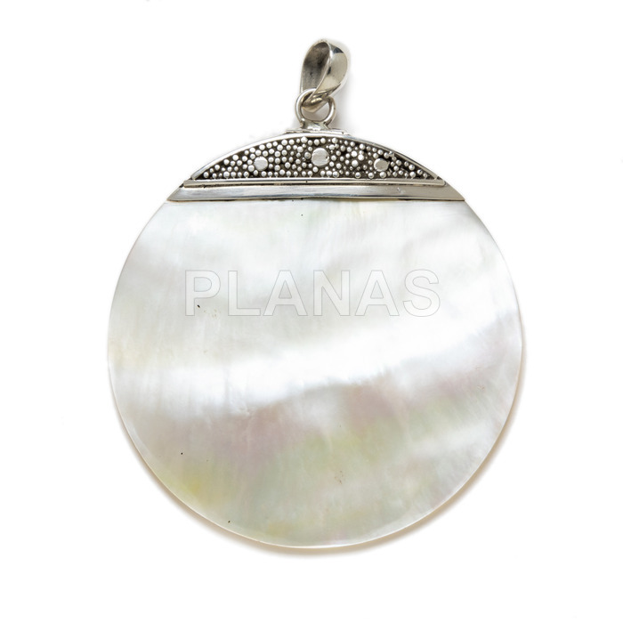 Pendant in sterling silver and mother of pearl.