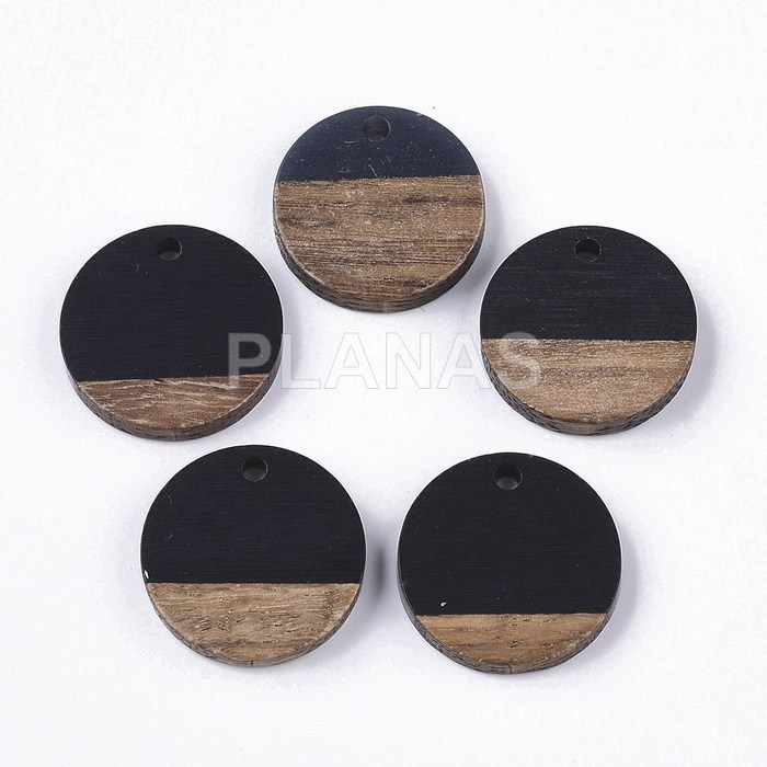 Beads in wood and resin, color black.