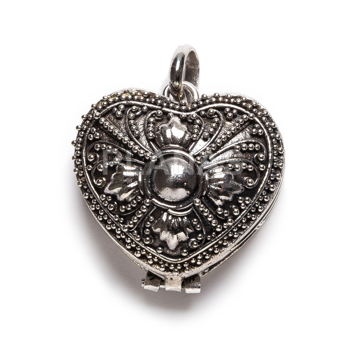 Chest of wishes in sterling silver. heart.
