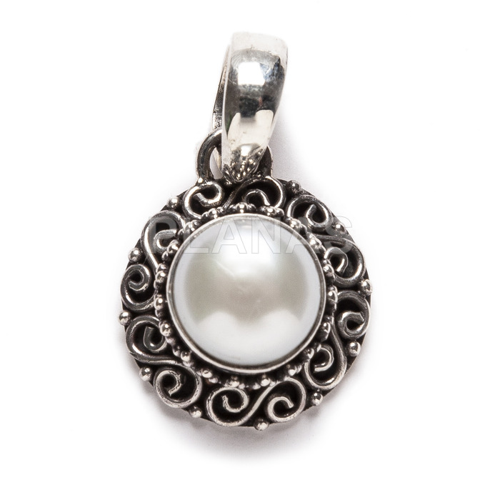 Pendant in sterling silver and cultured pearl.