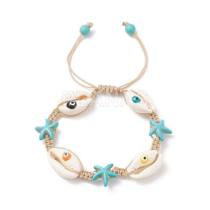 Macrame bracelet with shells and stars.