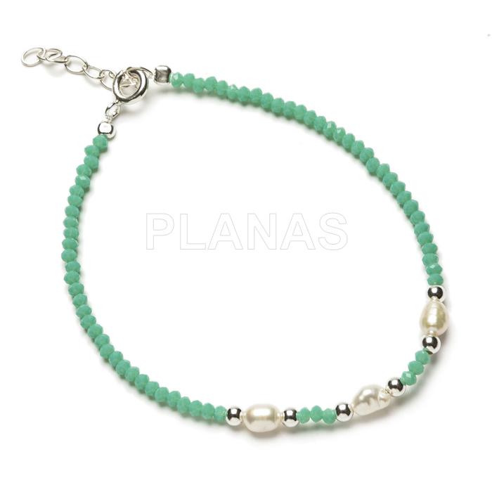 Bracelet in sterling silver and pool green seed beads with cultured pearls.