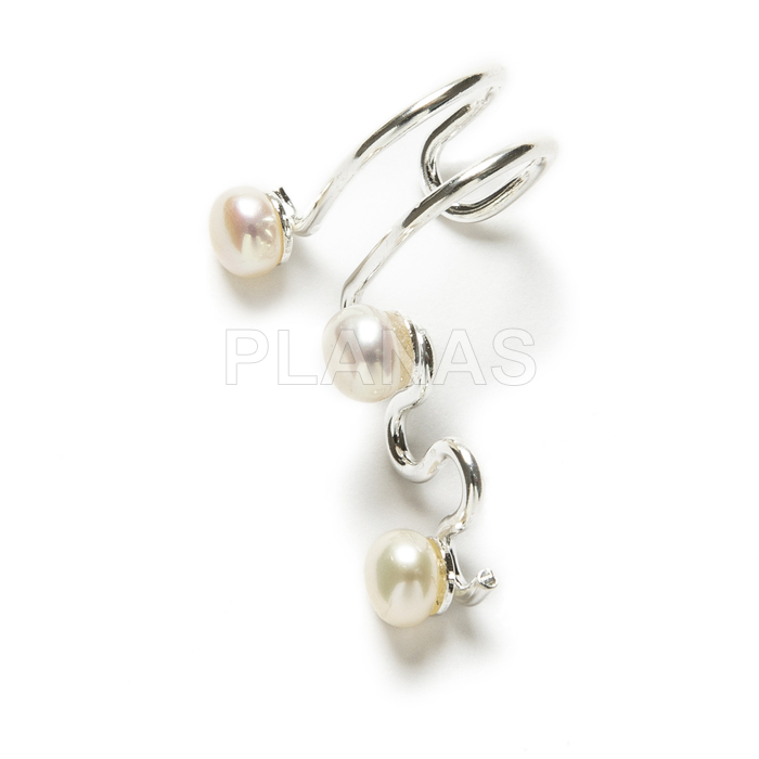 Cartilage in sterling silver with cultured pearls.