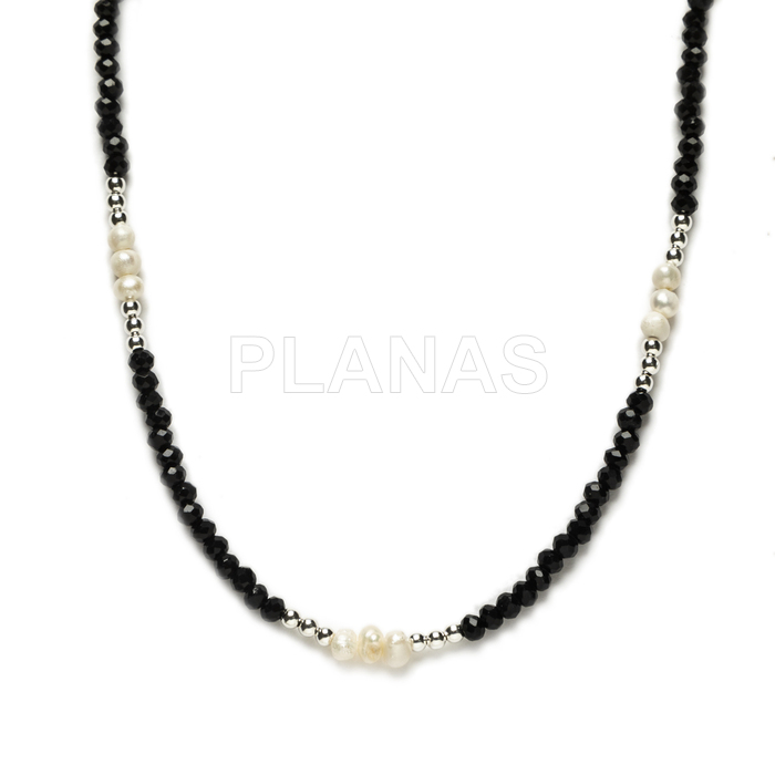 Necklace in sterling silver and onyx with cultured pearls.
