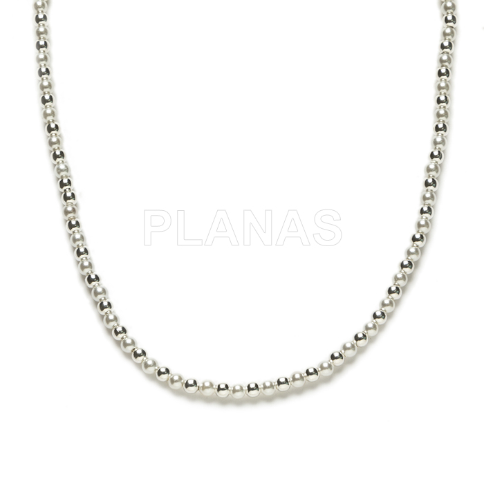 Necklace in sterling silver and synthetic pearls.