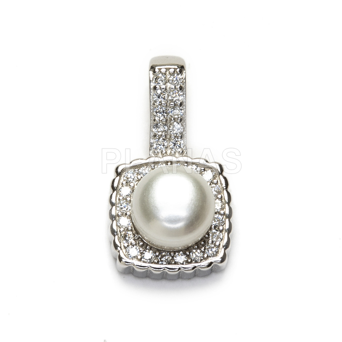Pendant in rhodium-plated sterling silver with zircons and cultured pearl.