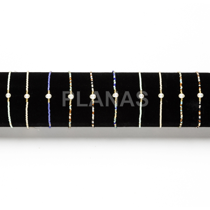 Expositor de 10 pulseras de latón y perla Cultivada surtidas de colores.  