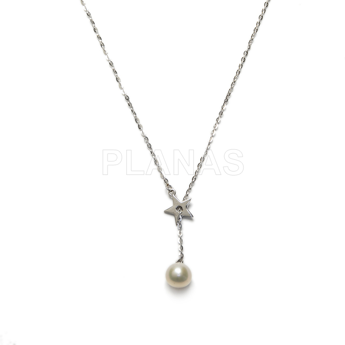 Necklace in rhodium-plated sterling silver and 7mm cultured pearl.  