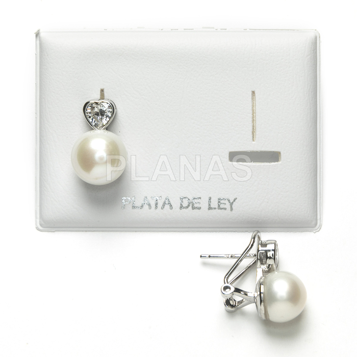 Tuyyo in rhodium-plated sterling silver and zirconia with a 10mm cultured pearl. heart.