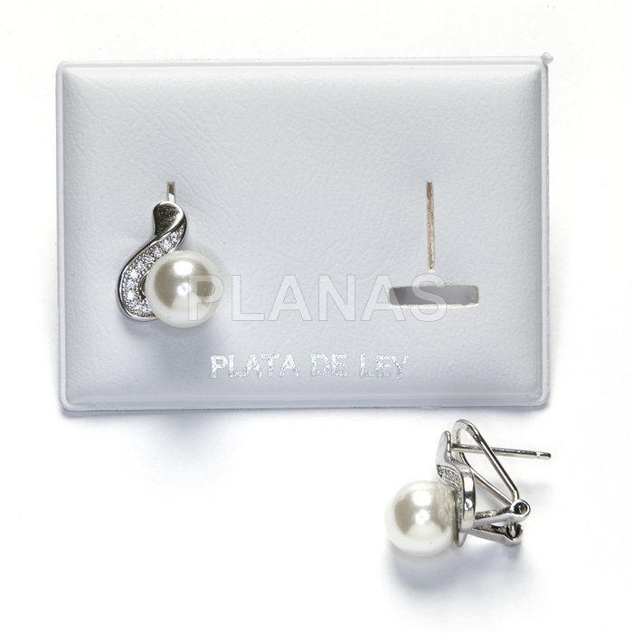 Tuyyo in rhodium-plated sterling silver with zircons and 8mm shell pearl.