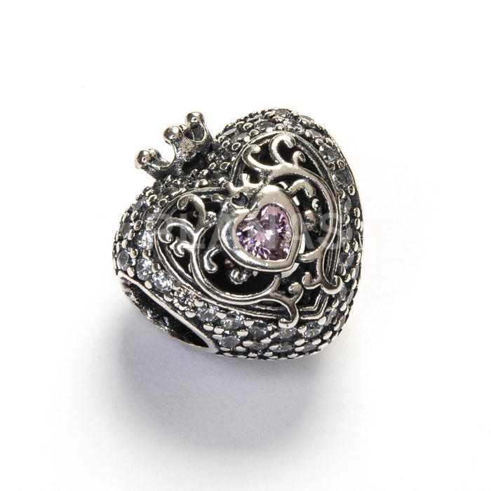 Sterling silver charm. heart.