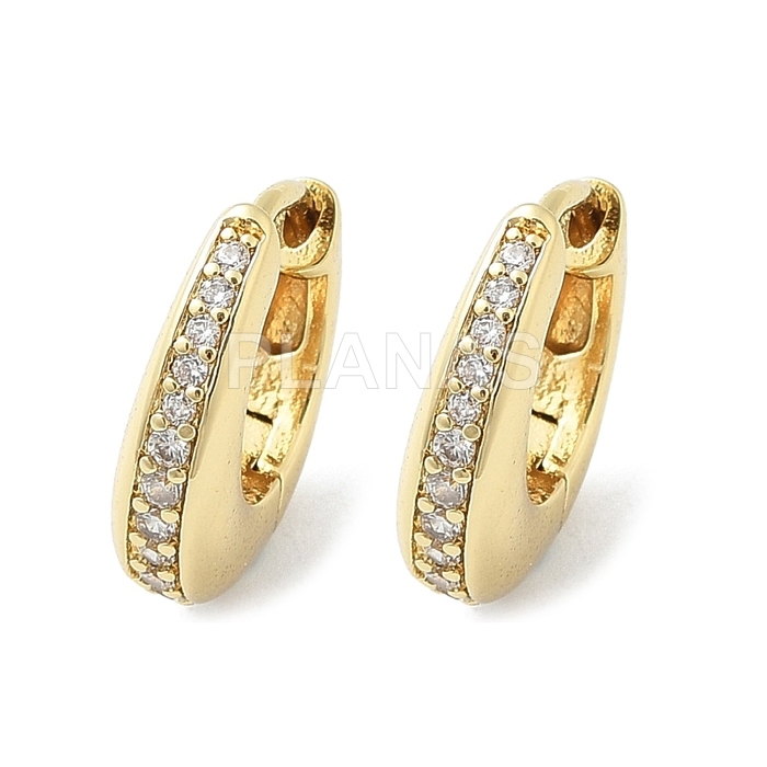 Argolas de latão e banhadas a ouro com zircônia. 