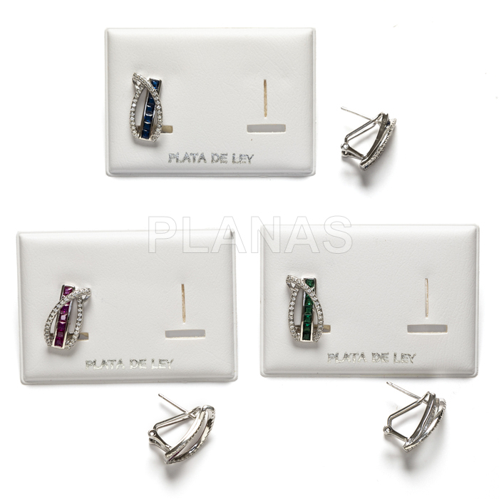 Pendientes con cierre omega en plata de ley rodiada con circonitas.