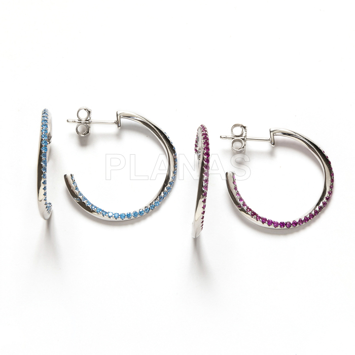 Aros en plata de ley rodiada con circonitas.
