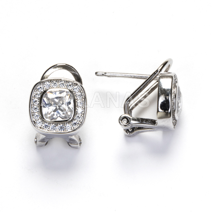 Pendientes con cierre omega en plata de ley rodiada y circonitas.