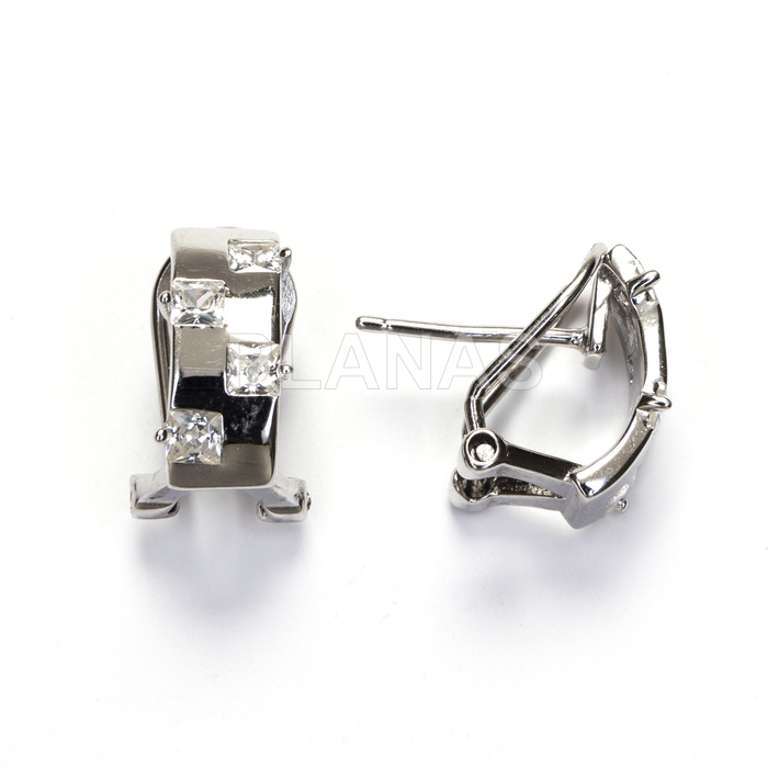 Pendientes con cierre omega en plata de ley rodiada y circonitas.
