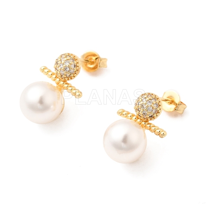 Brincos de latão com zircônias e pérola sintética.  