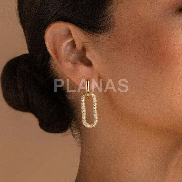 Argolas de latão banhadas a ouro com zircônias brancas.  