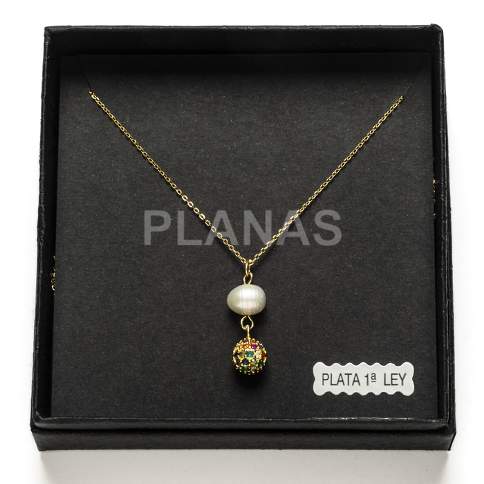 Colar em prata de lei e banhado a ouro com zircônias cúbicas coloridas e pérola cultivada.