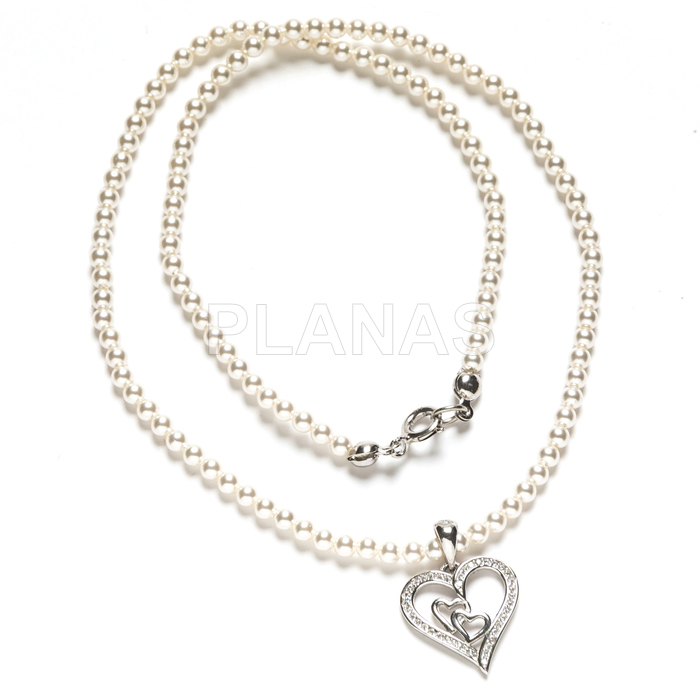 Colar em prata de lei com banho de ródio, cravejado com zircônias cúbicas de 3mm de alta qualidade e pérolas. formato de coração.
