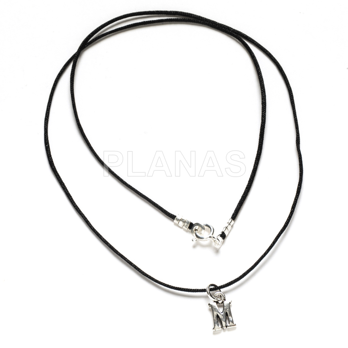 Colar com cordão de macramê preto e inicial em prata de lei à sua escolha.
