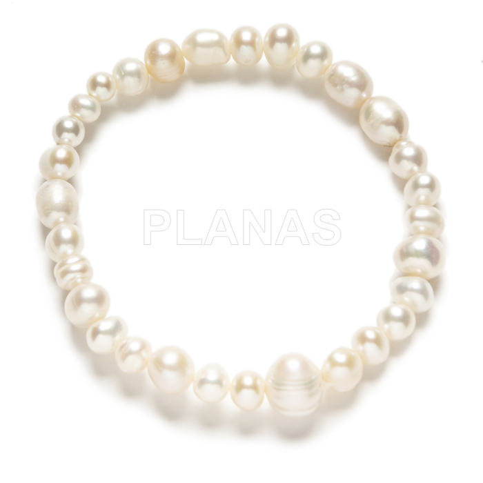 Pulseira elástica com pérolas cultivadas irregulares.