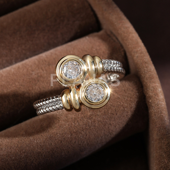 Anel em latão e zircônia cúbica. 