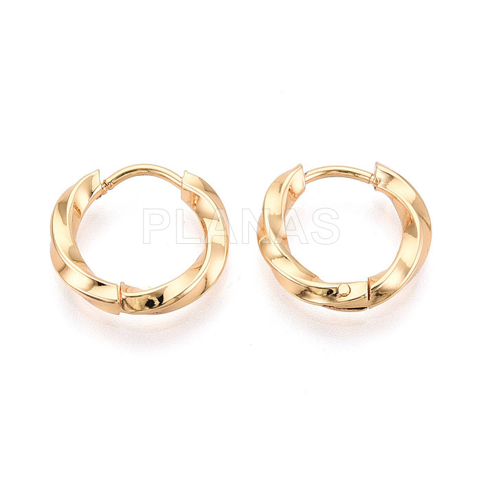 Brincos em aço inoxidável 304 com banho de ouro. 15 x 2 mm.