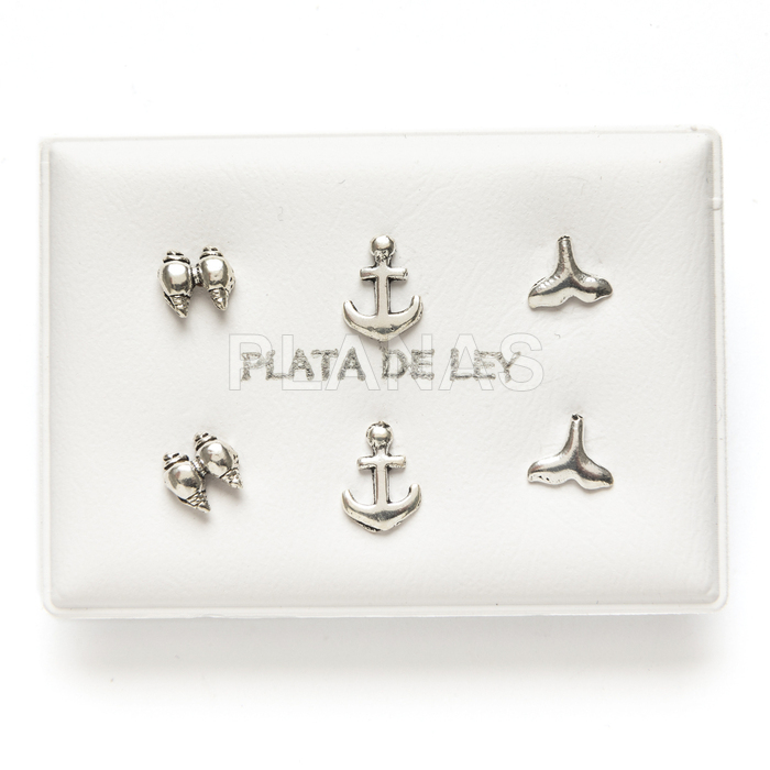 Exibição de 3 pares de brincos em prata de lei. concha, âncora e cauda de baleia.