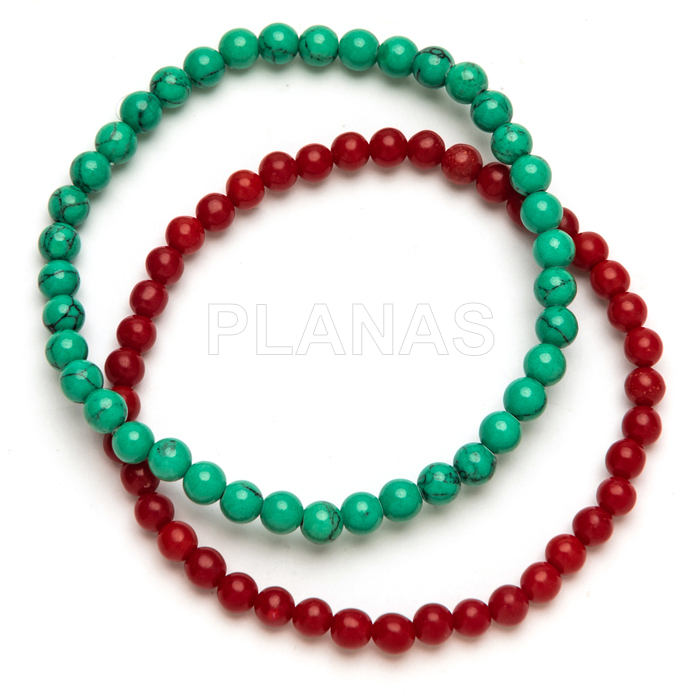 Pulseira elástica com turquesa e coral reconstituídos. 