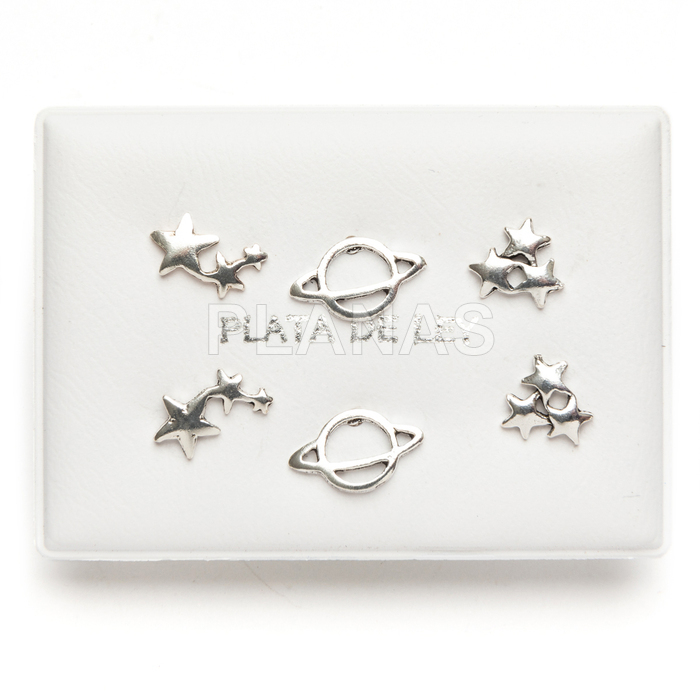 Expositor com 3 pares de brincos em prata de lei. estrela e planeta.