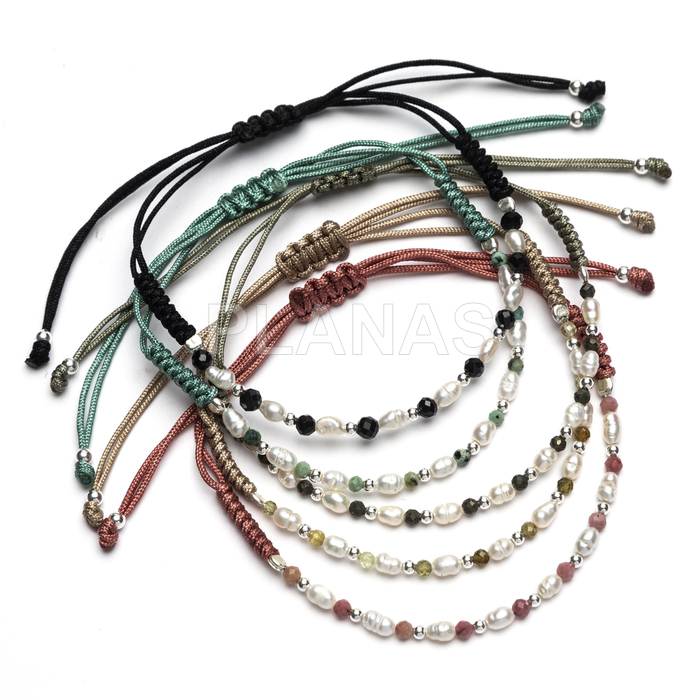 Pulseira de macramê em prata de lei e pérola cultivada. 