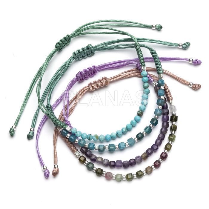 Pulseira de macramê em prata de lei com minerais naturais. 