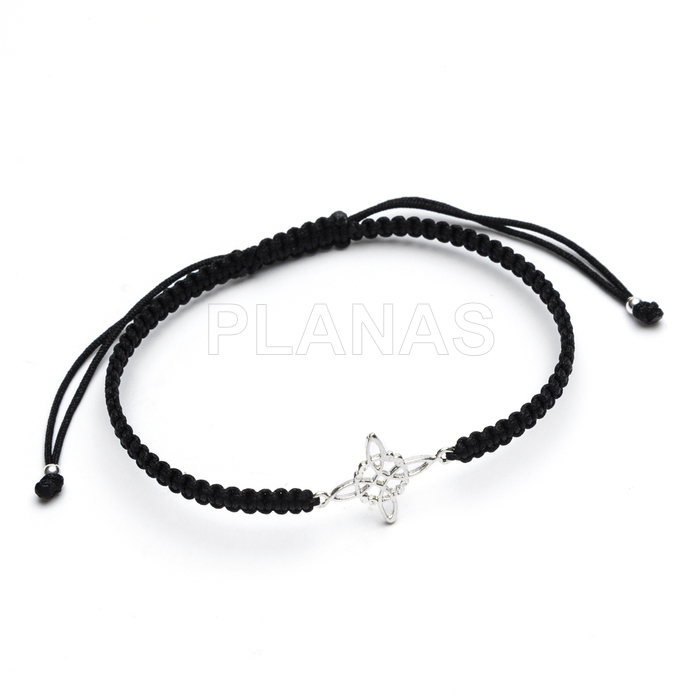 Pulseira de macramê preta em prata de lei. nó de bruxa.