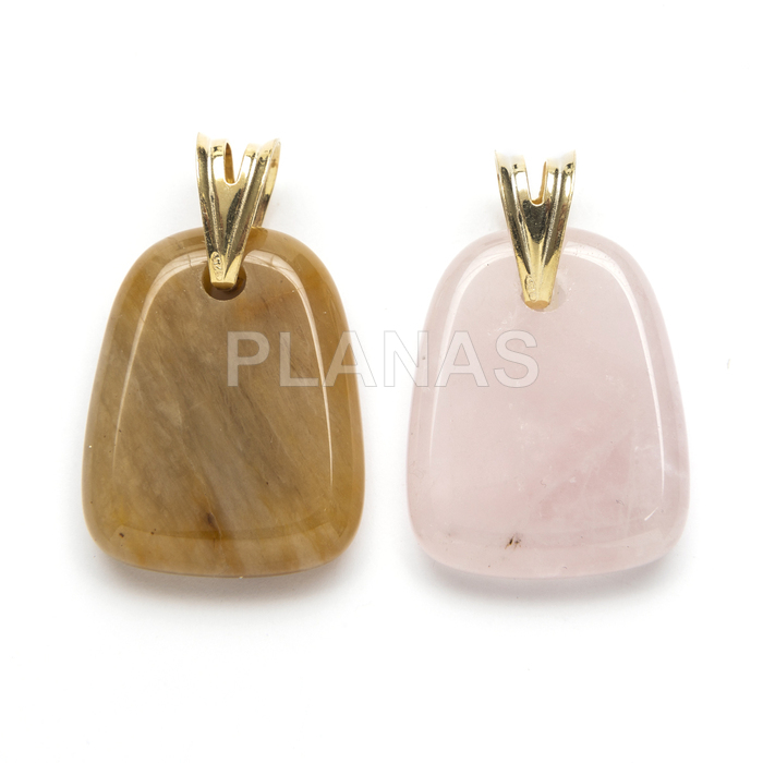 Pingente em prata de lei com banho de ouro e mineral natural. 