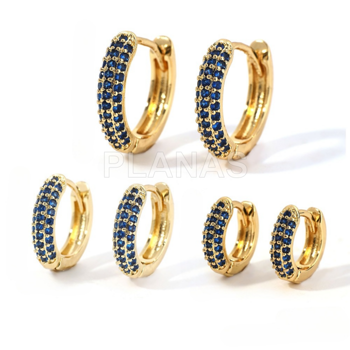 Conjunto de 3 pares de brincos de argola em latão banhado a ouro com zircônias cúbicas na cor azul marinho.  
