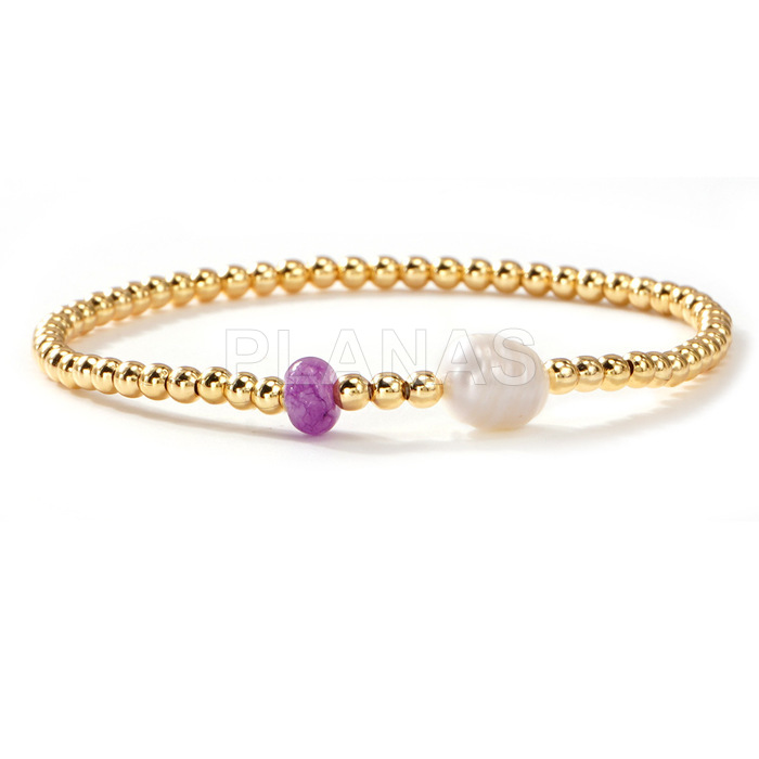 Pulseira em latão banhado a ouro com pérola cultivada e ametista natural.